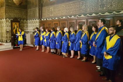 Cursul festiv al studenţilor şi masteranzilor teologi de la Departamentul Teologic al Facultăţii de Istorie, Filozofie şi Teologie din Galaţi – fotografia 1