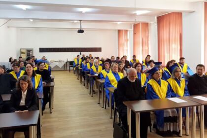 Cursul festiv al studenţilor şi masteranzilor teologi de la Departamentul Teologic al Facultăţii de Istorie, Filozofie şi Teologie din Galaţi – fotografia 9