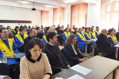 Cursul festiv al studenţilor şi masteranzilor teologi de la Departamentul Teologic al Facultăţii de Istorie, Filozofie şi Teologie din Galaţi – fotografia 12