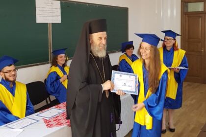 Cursul festiv al studenţilor şi masteranzilor teologi de la Departamentul Teologic al Facultăţii de Istorie, Filozofie şi Teologie din Galaţi – fotografia 14
