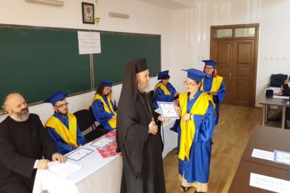 Cursul festiv al studenţilor şi masteranzilor teologi de la Departamentul Teologic al Facultăţii de Istorie, Filozofie şi Teologie din Galaţi – fotografia 15