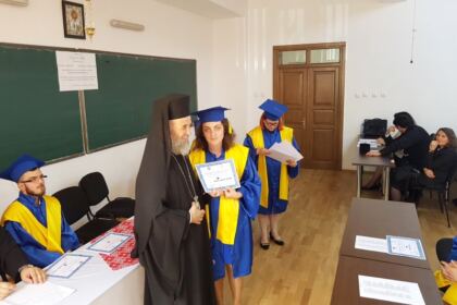 Cursul festiv al studenţilor şi masteranzilor teologi de la Departamentul Teologic al Facultăţii de Istorie, Filozofie şi Teologie din Galaţi – fotografia 16