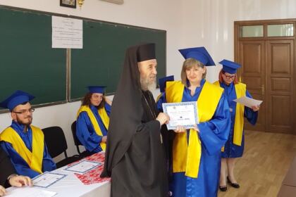 Cursul festiv al studenţilor şi masteranzilor teologi de la Departamentul Teologic al Facultăţii de Istorie, Filozofie şi Teologie din Galaţi – fotografia 17