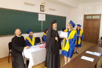 Cursul festiv al studenţilor şi masteranzilor teologi de la Departamentul Teologic al Facultăţii de Istorie, Filozofie şi Teologie din Galaţi – fotografia 18
