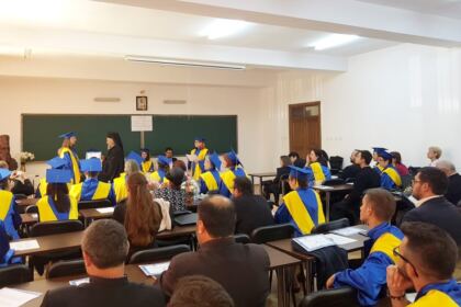 Cursul festiv al studenţilor şi masteranzilor teologi de la Departamentul Teologic al Facultăţii de Istorie, Filozofie şi Teologie din Galaţi – fotografia 19