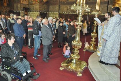 Acţiune filantropică îndreptată către persoanele cu dizabilităţi la Catedrala Arhiepiscopală din Galaţi – fotografia 12