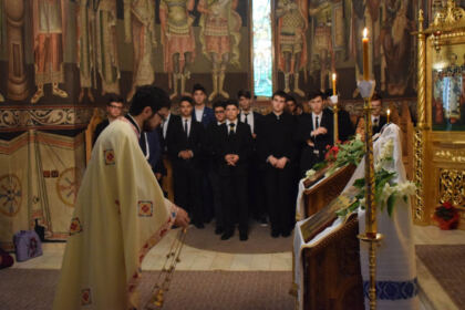 Cinstirea Eroilor Neamului de către „micii apostoli“ ai Seminarului Teologic „Sfântul Apostol Andrei“ din Galaţi – fotografia 2