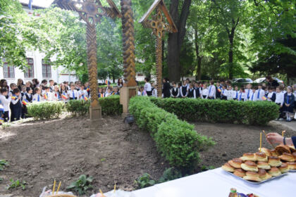 Cinstirea Eroilor Neamului de către „micii apostoli“ ai Seminarului Teologic „Sfântul Apostol Andrei“ din Galaţi – fotografia 16