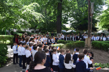 Cinstirea Eroilor Neamului de către „micii apostoli“ ai Seminarului Teologic „Sfântul Apostol Andrei“ din Galaţi – fotografia 17