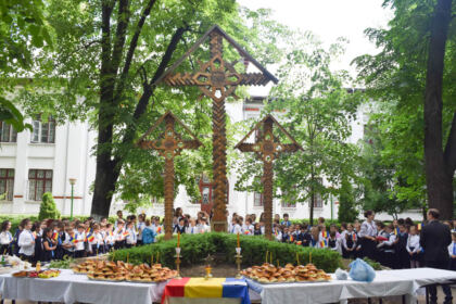 Cinstirea Eroilor Neamului de către „micii apostoli“ ai Seminarului Teologic „Sfântul Apostol Andrei“ din Galaţi – fotografia 19