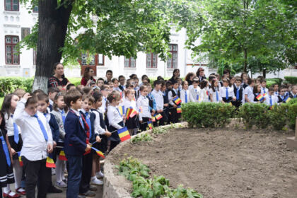 Cinstirea Eroilor Neamului de către „micii apostoli“ ai Seminarului Teologic „Sfântul Apostol Andrei“ din Galaţi – fotografia 21