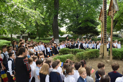 Cinstirea Eroilor Neamului de către „micii apostoli“ ai Seminarului Teologic „Sfântul Apostol Andrei“ din Galaţi – fotografia 23