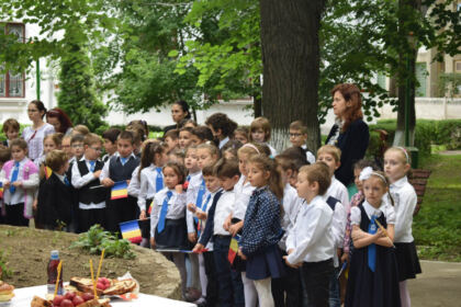 Cinstirea Eroilor Neamului de către „micii apostoli“ ai Seminarului Teologic „Sfântul Apostol Andrei“ din Galaţi – fotografia 28