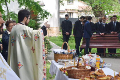 Cinstirea Eroilor Neamului de către „micii apostoli“ ai Seminarului Teologic „Sfântul Apostol Andrei“ din Galaţi – fotografia 29