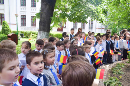 Cinstirea Eroilor Neamului de către „micii apostoli“ ai Seminarului Teologic „Sfântul Apostol Andrei“ din Galaţi – fotografia 36