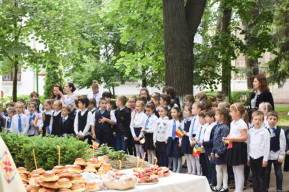 Cinstirea Eroilor Neamului de către „micii apostoli“ ai Seminarului Teologic „Sfântul Apostol Andrei“ din Galaţi – fotografia 37