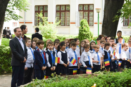 Cinstirea Eroilor Neamului de către „micii apostoli“ ai Seminarului Teologic „Sfântul Apostol Andrei“ din Galaţi – fotografia 38