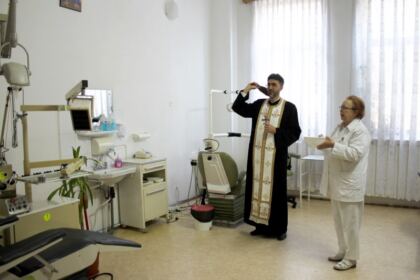 Centrului de asistenţă medicală „Sfinţii Doctori fără de Arginţi Cosma şi Damian“ din Galaţi şi-a sărbătorit ocrotitorii – fotografia 11