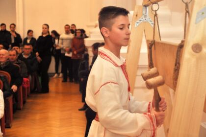 Concertul eparhial de coruri, toacă şi costume populare pentru ajutorarea Cristianei – fotografia 7