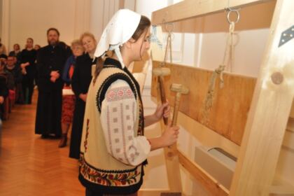 Concertul eparhial de coruri, toacă şi costume populare pentru ajutorarea Cristianei – fotografia 9