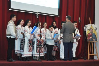 Concertul eparhial de coruri, toacă şi costume populare pentru ajutorarea Cristianei – fotografia 11