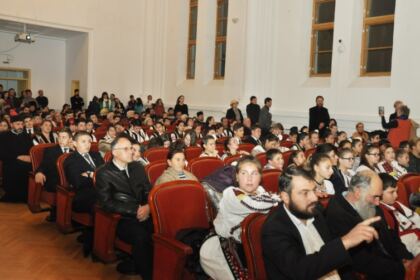 Concertul eparhial de coruri, toacă şi costume populare pentru ajutorarea Cristianei – fotografia 12