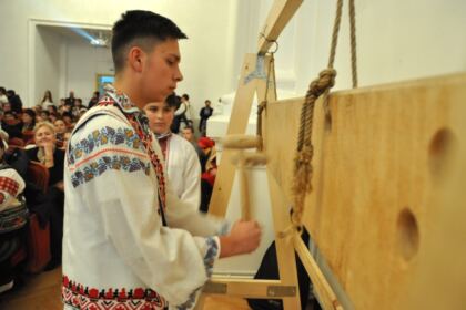 Concertul eparhial de coruri, toacă şi costume populare pentru ajutorarea Cristianei – fotografia 27