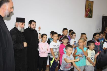 Rechizite şcolare pentru copii defavorizaţi din Arhiepiscopia Dunării de Jos – fotografia 4