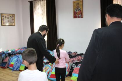 Rechizite şcolare pentru copii defavorizaţi din Arhiepiscopia Dunării de Jos – fotografia 5