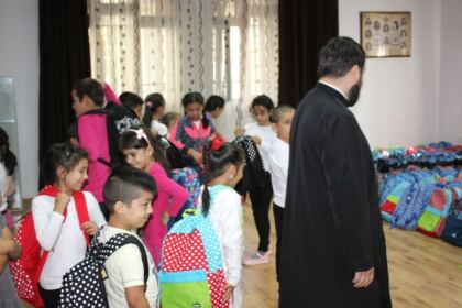 Rechizite şcolare pentru copii defavorizaţi din Arhiepiscopia Dunării de Jos – fotografia 6