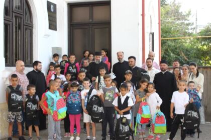 Rechizite şcolare pentru copii defavorizaţi din Arhiepiscopia Dunării de Jos – fotografia 7