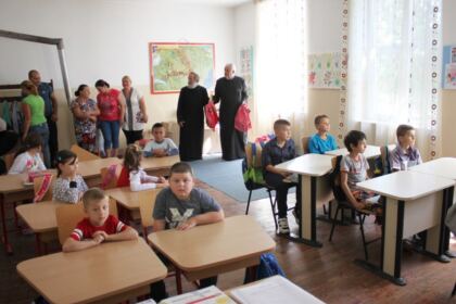 Rechizite şcolare pentru copii defavorizaţi din Arhiepiscopia Dunării de Jos – fotografia 2