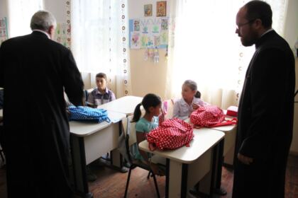 Rechizite şcolare pentru copii defavorizaţi din Arhiepiscopia Dunării de Jos – fotografia 3