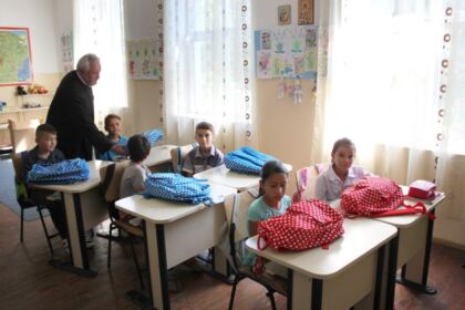 Rechizite şcolare pentru copii defavorizaţi din Arhiepiscopia Dunării de Jos – fotografia 4