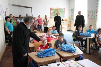 Rechizite şcolare pentru copii defavorizaţi din Arhiepiscopia Dunării de Jos – fotografia 6