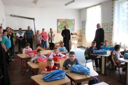 Rechizite şcolare pentru copii defavorizaţi din Arhiepiscopia Dunării de Jos – fotografia 7