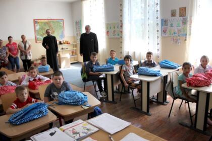 Rechizite şcolare pentru copii defavorizaţi din Arhiepiscopia Dunării de Jos – fotografia 8