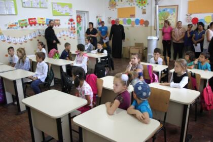 Rechizite şcolare pentru copii defavorizaţi din Arhiepiscopia Dunării de Jos – fotografia 9