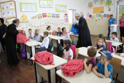 Rechizite şcolare pentru copii defavorizaţi din Arhiepiscopia Dunării de Jos – fotografia 10