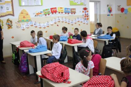 Rechizite şcolare pentru copii defavorizaţi din Arhiepiscopia Dunării de Jos – fotografia 11