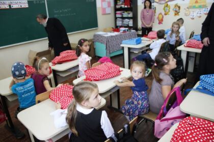 Rechizite şcolare pentru copii defavorizaţi din Arhiepiscopia Dunării de Jos – fotografia 12