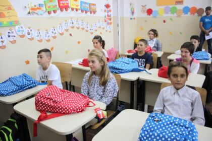 Rechizite şcolare pentru copii defavorizaţi din Arhiepiscopia Dunării de Jos – fotografia 13