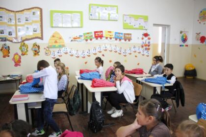 Rechizite şcolare pentru copii defavorizaţi din Arhiepiscopia Dunării de Jos – fotografia 14