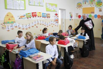 Rechizite şcolare pentru copii defavorizaţi din Arhiepiscopia Dunării de Jos – fotografia 15