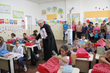 Rechizite şcolare pentru copii defavorizaţi din Arhiepiscopia Dunării de Jos – fotografia 16