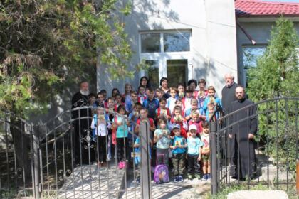 Rechizite şcolare pentru copii defavorizaţi din Arhiepiscopia Dunării de Jos – fotografia 18