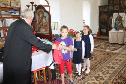 Rechizite şcolare pentru copii defavorizaţi din Arhiepiscopia Dunării de Jos – fotografia 19