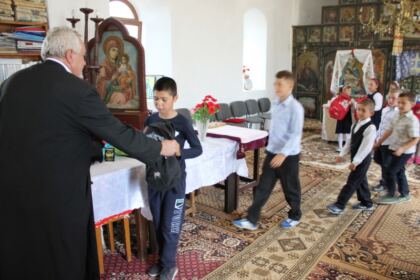 Rechizite şcolare pentru copii defavorizaţi din Arhiepiscopia Dunării de Jos – fotografia 21