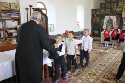 Rechizite şcolare pentru copii defavorizaţi din Arhiepiscopia Dunării de Jos – fotografia 22