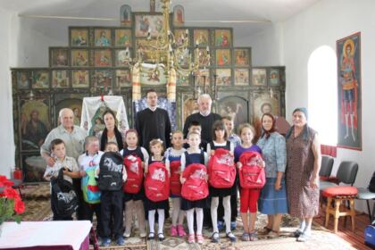 Rechizite şcolare pentru copii defavorizaţi din Arhiepiscopia Dunării de Jos – fotografia 23